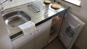 Køleskab, mikrobølgeovn, kogeplade, kaffe-/temaskine