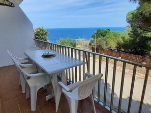 Outdoor dining - 2-Bedroom Apartment Steps from Carboneres Beach, Well-Equipped, Pet-Friendly, with Parking (Llançà)