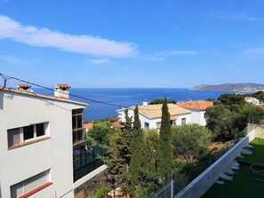 Property grounds - 3-bedroom apartment with terrace, pool, parking, and air conditioning in Llançà (Llançà)