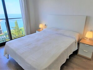 3 bedrooms, free WiFi - 3-bedroom apartment with terrace, pool, parking, and air conditioning in Llançà (Llançà)