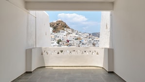Un balcón con vista a un pueblo blanco y casas en una colina.