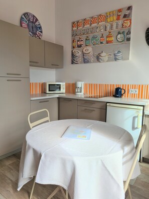 Réfrigérateur, micro-ondes, plaque de cuisson, cafetiÚre/bouilloire