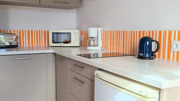 Réfrigérateur, micro-ondes, plaque de cuisson, cafetiÚre/bouilloire