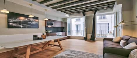 Smart TV, fireplace
