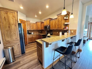 Fridge, microwave, oven, stovetop - Modern Mountain Family Condo Near Grand Targhee + Driggs (Driggs)