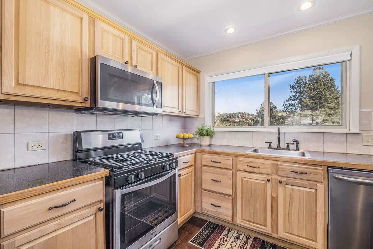 Jääkaappi, mikroaaltouuni, uuni, liesi