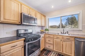 冷蔵庫、電子レンジ、オーブン、コンロ