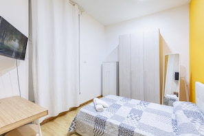 Comfort Single Room | Egyptian cotton sheets, premium bedding, down comforters, desk - Alloggi Costantini (Rome)