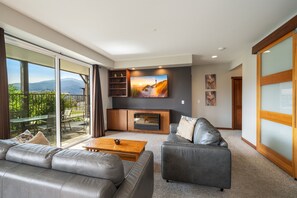 Smart TV, fireplace, video games, DVD player - Stunning Poolside Condo - Wineries - Lake - Marina (Manson)