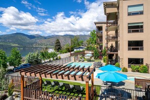 Property grounds - Stunning Poolside Condo - Wineries - Lake - Marina (Manson)