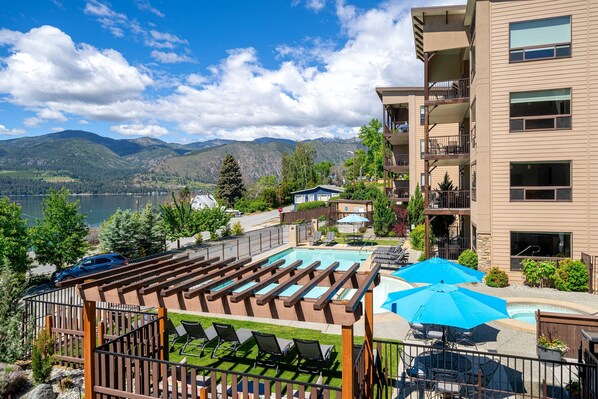 Property grounds - Stunning Poolside Condo - Wineries - Lake - Marina (Manson)