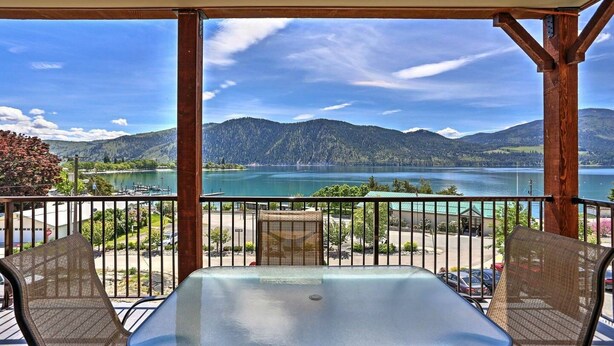 A balcony with a table and chairs, overlooking a lake and mountains. - Breathtaking views, walk downtown-Manson Bay (Manson)