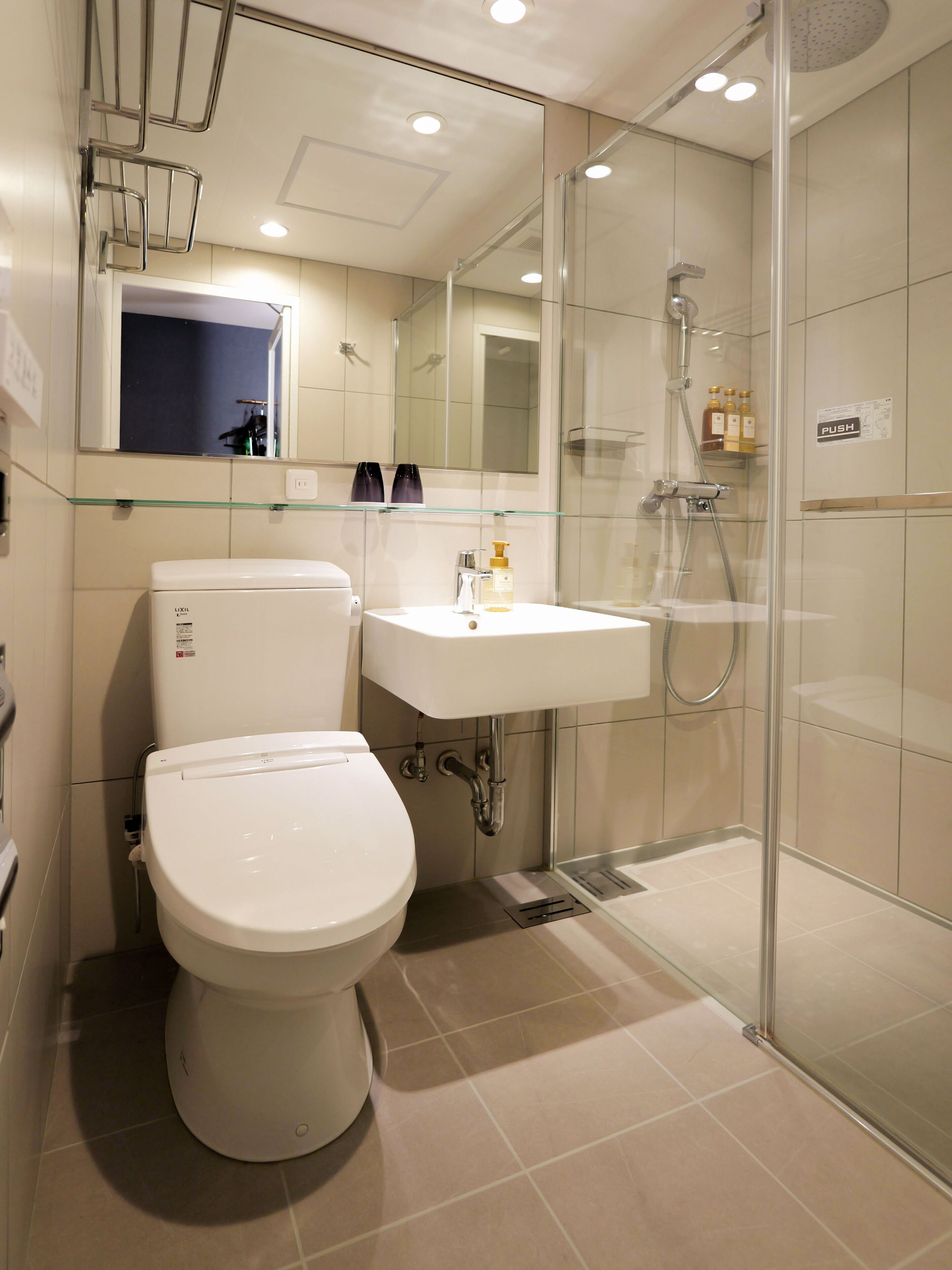 淋浴设施、吹风机、拖鞋、电子马桶