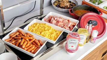 Daily buffet breakfast (JPY 1500 per person)