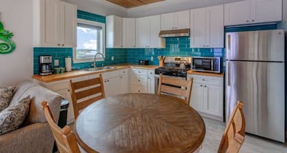 Curly Tail Cottage - Guana Cay, in the Settlement