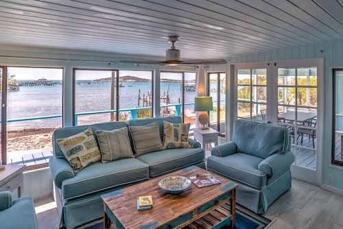 Spacious 1 Bed/1 Bath Home Overlooking the Harbour