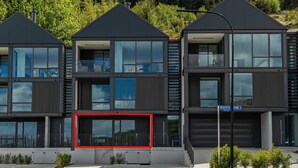 Un immeuble moderne à plusieurs étages, doté de grandes fenêtres et de balcons.
