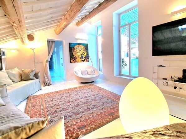 2 bedrooms, desk, iron/ironing board, travel crib