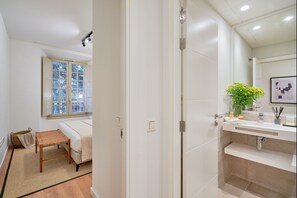 2 bedrooms, iron/ironing board, internet, bed sheets