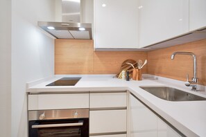 Kühlschrank, Mikrowelle, Ofen, Wasserkocher mit Kaffee-/Teezubehör