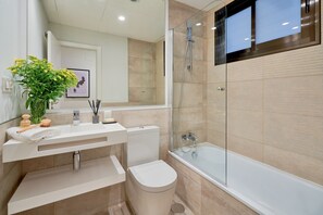 Baignoire, séchoir à cheveux, serviettes fournies