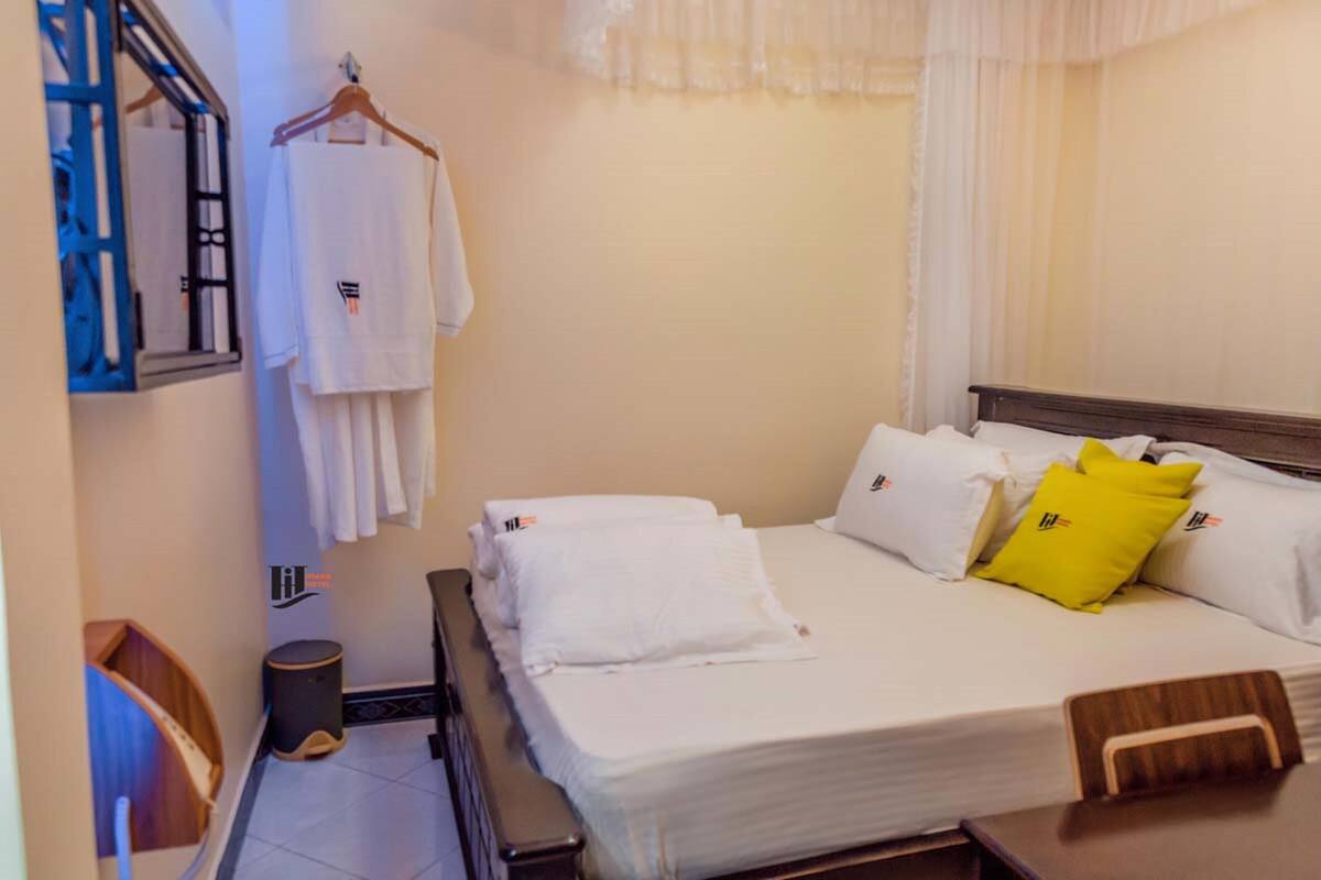 标准双人房 | 办公桌、笔记本电脑工作区、免费 WiFi、特色装修