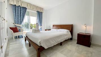 3 bedrooms, iron/ironing board, WiFi, bed sheets