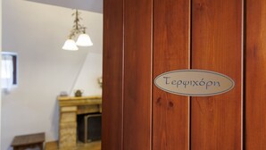 Een houten garderobe met een label waarop 'Терцхопрн' staat.