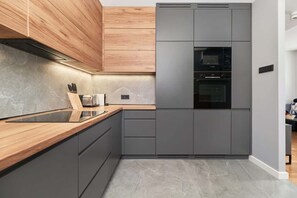 Réfrigérateur, four à micro-ondes, un four, surface de cuisson