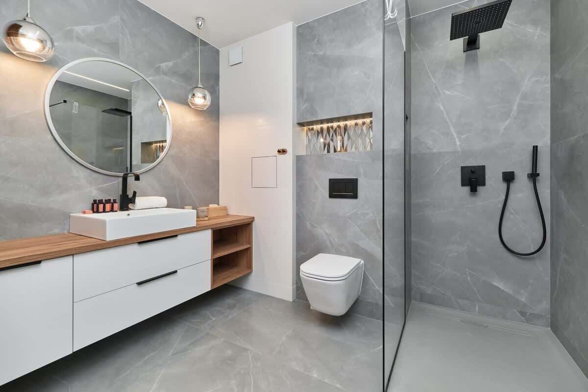 Dusche, Haartrockner, Handtücher, Shampoo
