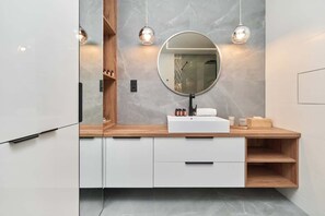 Shower, hair dryer, towels