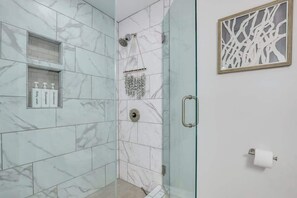 Shower, shampoo - Restful Haven Near Savannah - King Bed (Pooler)