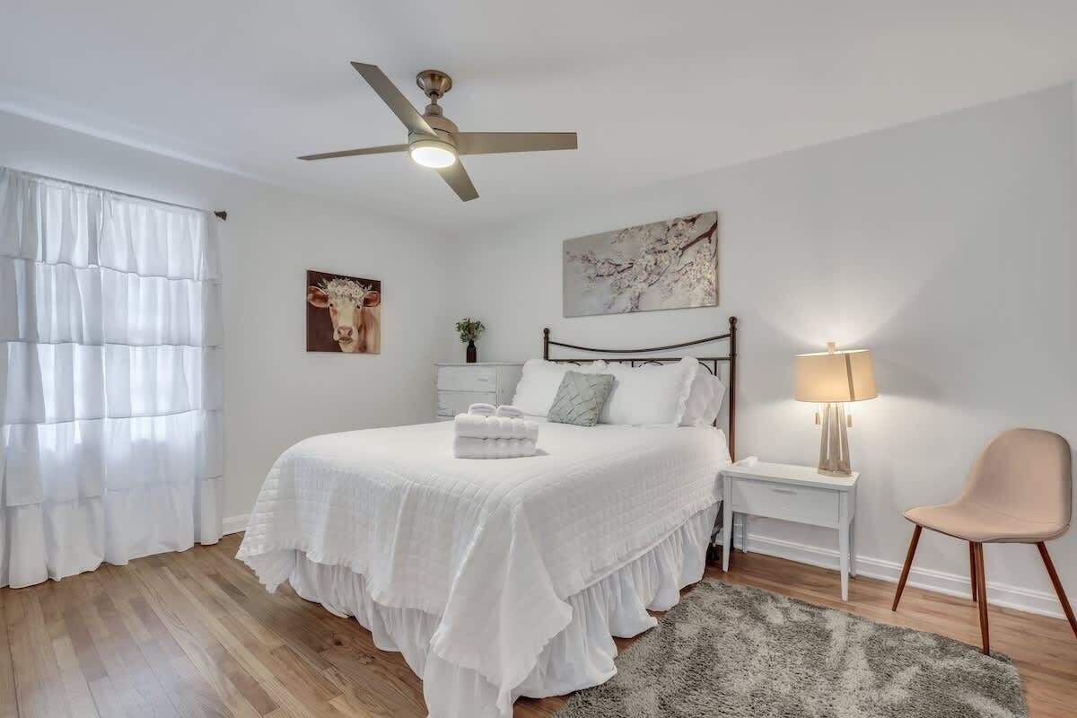 4 bedrooms, iron/ironing board, WiFi, bed sheets