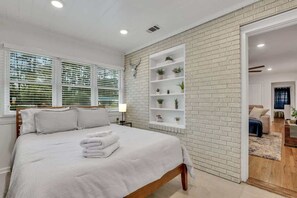 4 habitaciones, tabla de planchar con plancha, wifi y ropa de cama 