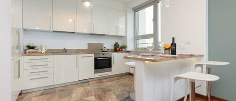 冷蔵庫、オーブン、コンロ、食器洗い機