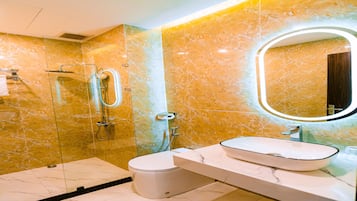 Deluxe-Doppelzimmer | Badezimmer | Dusche, Regendusche, kostenlose Toilettenartikel, Haartrockner