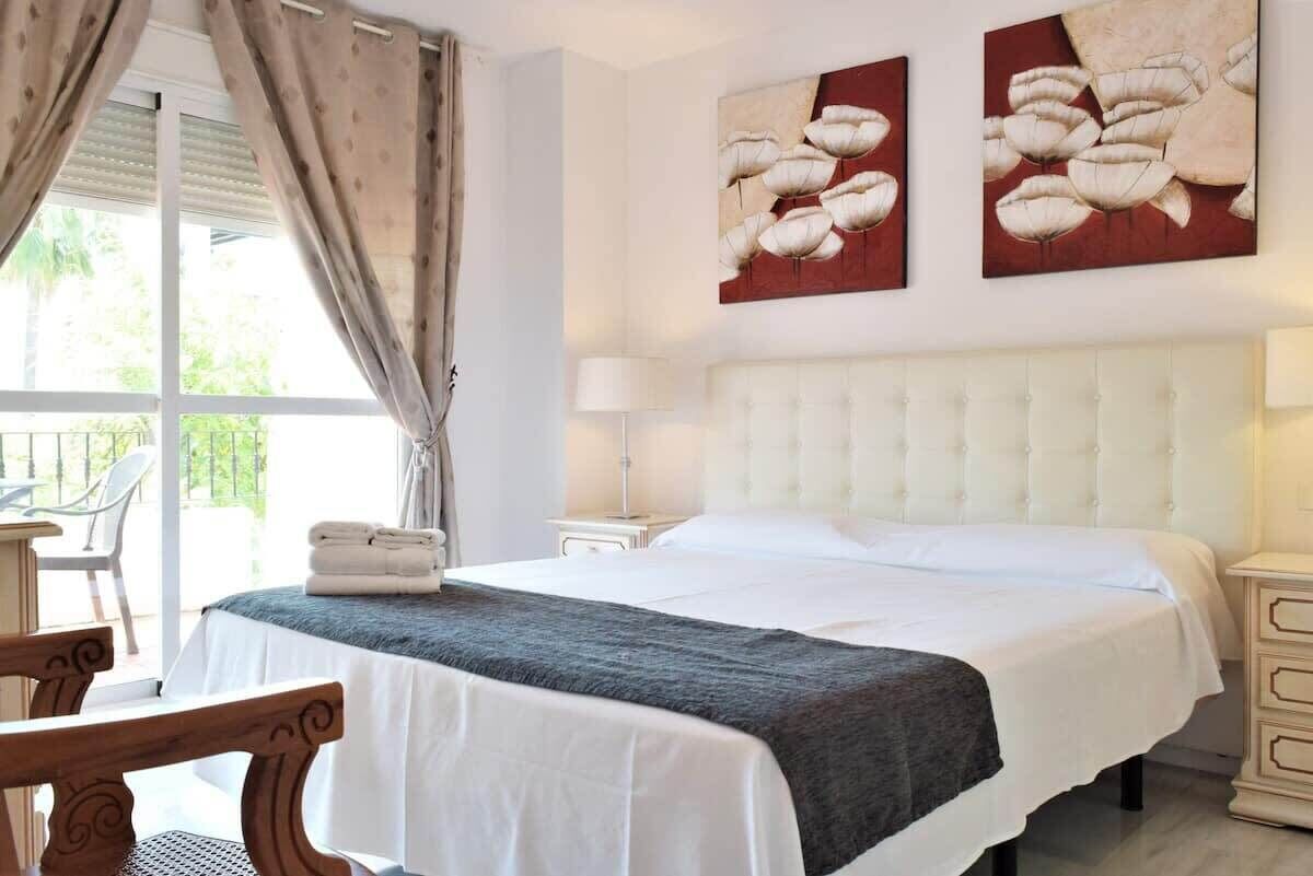 4 habitaciones, tabla de planchar con plancha, wifi y ropa de cama 