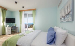 4 bedrooms, desk, iron/ironing board, free WiFi