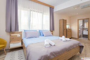 4 bedrooms, desk, iron/ironing board, free WiFi