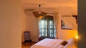 4 dormitorios, escritorio, tabla de planchar con plancha y cuna de viaje