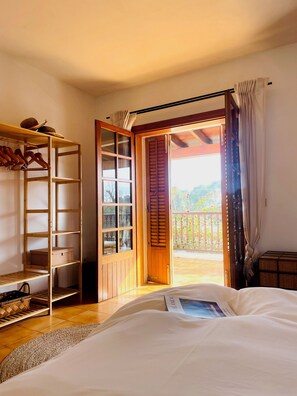 4 bedrooms, desk, iron/ironing board, travel crib - Authentic & spacious Villa with amazing pool (Santa Gertrudis de Fruitera)