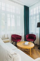 华丽四人房, 多张床, 山景 | 特色装修、特色家居、办公桌、笔记本电脑工作区