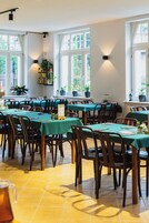 每日供应欧陆式早餐（每人 PLN 50）