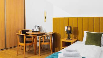 Comfort-Dreibettzimmer, 1 Queen-Bett und Schlafsofa, Blick auf die Anlage | Individuell dekoriert, individuell eingerichtet, Schreibtisch