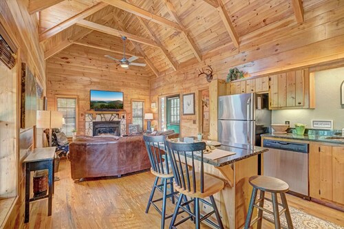 Sugar Mountain Sugar Shack - Mountain Cabin, Gas Logs, Outdoor Space