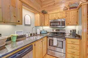 Opvaskemaskine, kaffe-/temaskine, køkkentøj/tallerkener/redskaber