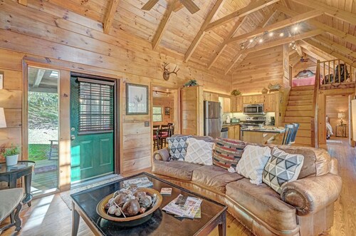 Sugar Mountain Sugar Shack - Mountain Cabin, Gas Logs, Outdoor Space