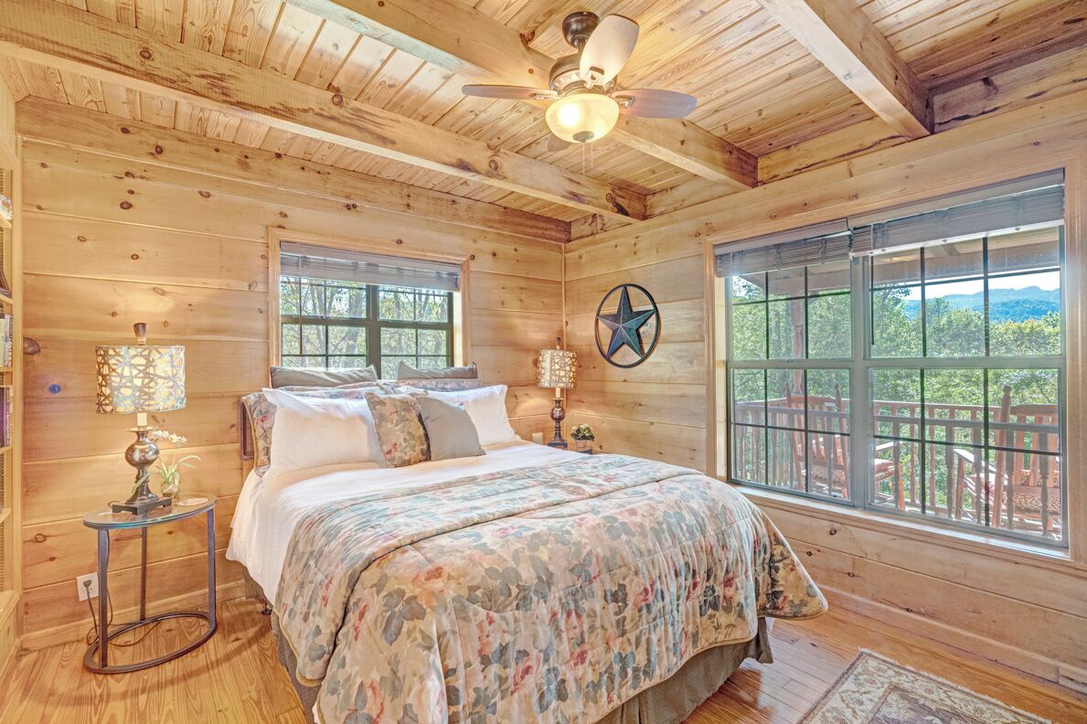 2 bedrooms, iron/ironing board, internet, bed sheets