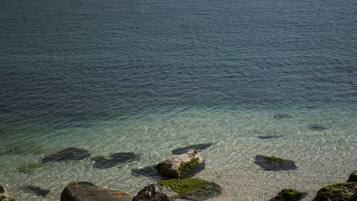 Plage privée à proximité, sable blanc, chaises longues, parasols