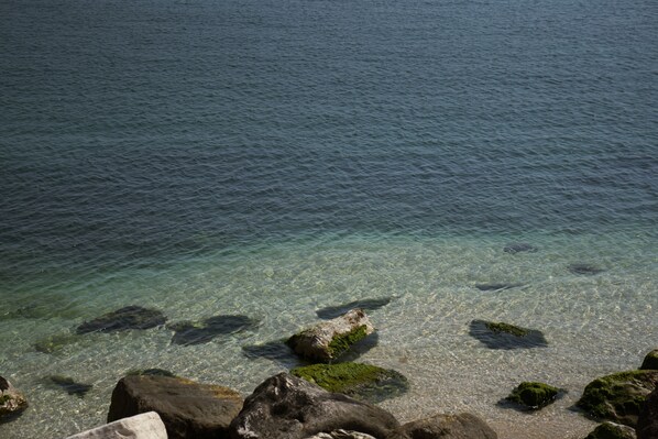 Yksityinen ranta lähistöllä, valkoista hiekkaa, aurinkotuoleja